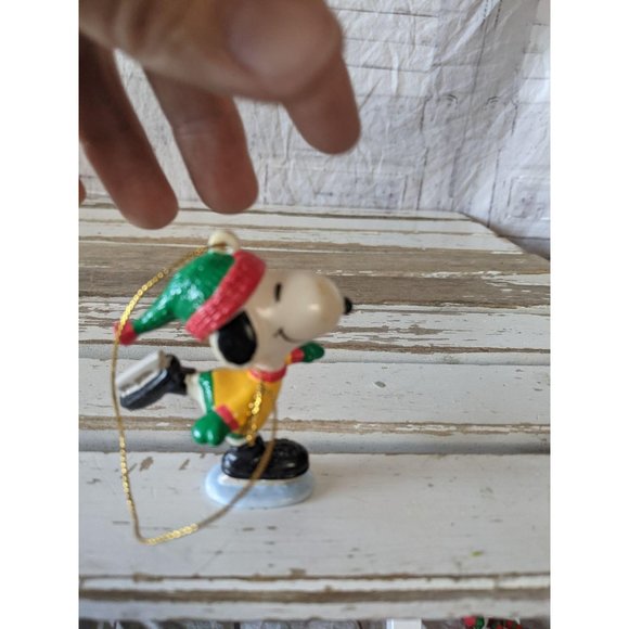 United feature Snoopy skating green hat ornament X - Picture 4 of 8